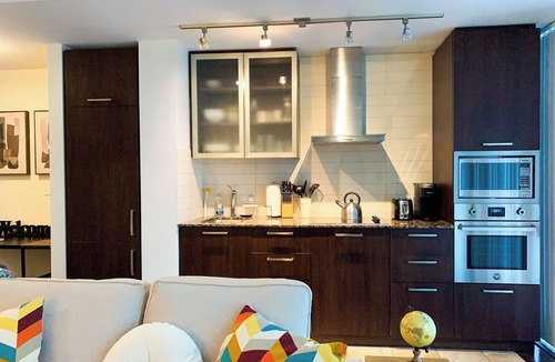 Central Waterfront Apartment | Luxurious and cosy oasis in Downtown core Toronto