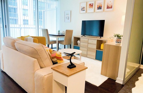Central Waterfront Apartment | Luxurious and cosy oasis in Downtown core Toronto