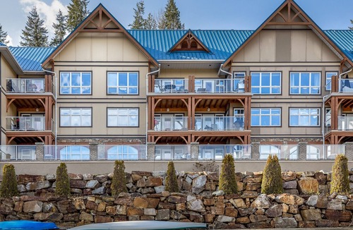 Kaslo Condo | Luxurious beachfront condo in idyllic and historic Kaslo, BC.