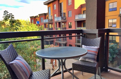 South Pandosy Condo | Luxurious Condo overlooking Playa's quiet 3rd floor courtyard