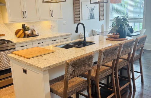 Central Lonsdale House | Luxurious family accomodation in prime location
