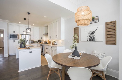 Central Lonsdale House | Luxurious family accomodation in prime location