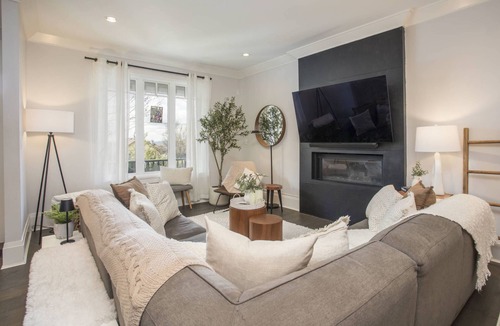 Central Lonsdale House | Luxurious family accomodation in prime location
