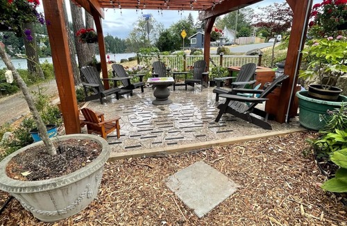 Regional District of Nanaimo House | Luxurious Lakeside Living on Long Lake in Nanaimo