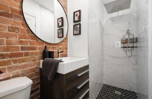 Ville-Marie Apartment | Luxurious Old Montreal Parking Patio 10 Guests