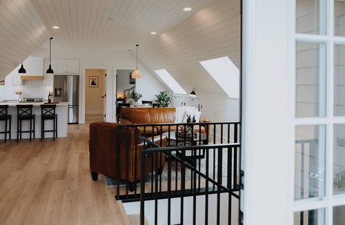 Popkum House | Luxurious PNW loft with/panorama mountain views.