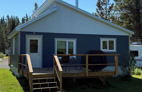 Atlin House | Luxurious private Atlin retreat w/hot tub under the stars, BBQ and fire pit!!