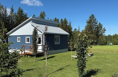 Atlin House | Luxurious private Atlin retreat w/hot tub under the stars, BBQ and fire pit!!