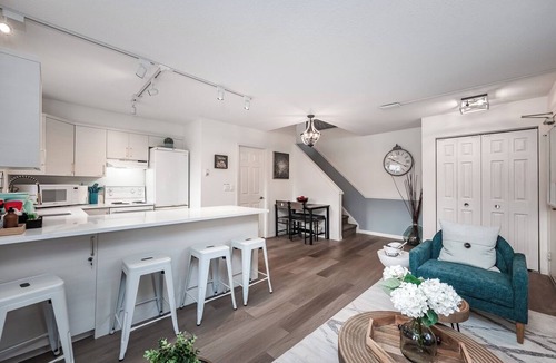 Harvie Heights Apartment | Luxurious Retreat/Hot Tub/Mountain View/4 Beds