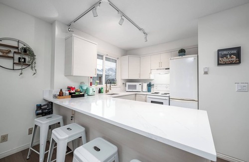 Harvie Heights Apartment | Luxurious Retreat/Hot Tub/Mountain View/4 Beds