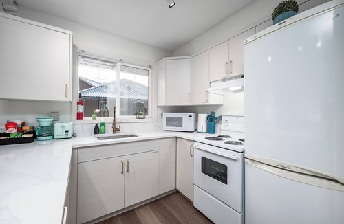 Harvie Heights Apartment | Luxurious Retreat/Hot Tub/Mountain View/4 Beds