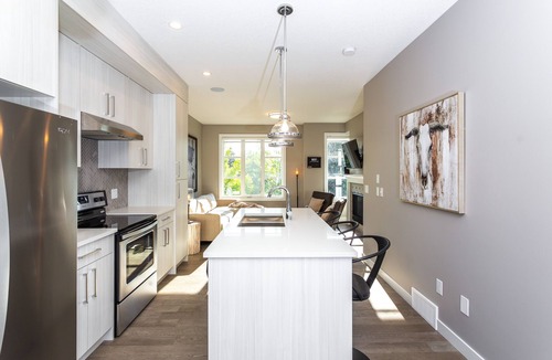 Killarney House | Luxurious Townhouse 5 mins to Downtown Calgary