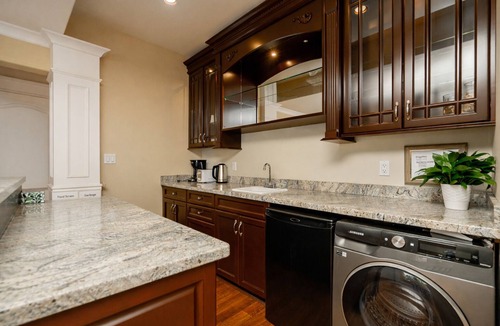 Westwood Plateau House | Luxury 1 Bedroom Executive Suite | 1,190 SF | Private Entrance | Free Parking