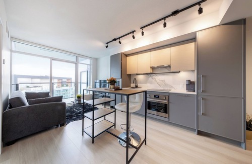 Surrey Apartment | Luxury 1 Bedroom with Gym at King George Hub