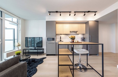 Surrey Apartment | Luxury 1 Bedroom with Gym at King George Hub