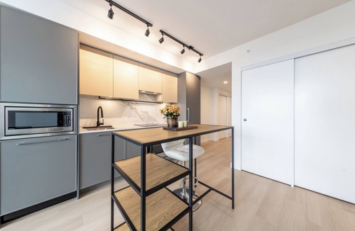 Surrey Apartment | Luxury 1 Bedroom with Gym at King George Hub