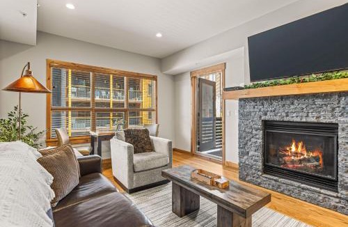 Canmore Apartment | Luxury 1BR King Suite Hot Tub Couple Retreat Central Bridgette Bar
