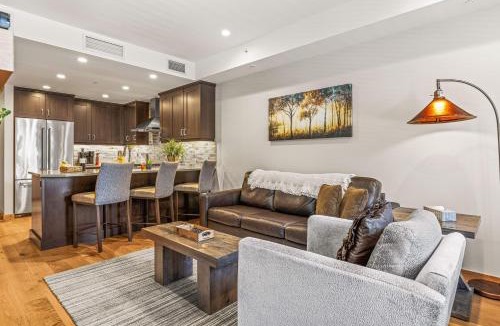 Canmore Apartment | Luxury 1BR King Suite Hot Tub Couple Retreat Central Bridgette Bar