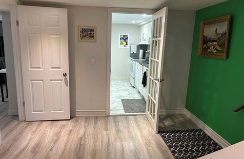 Richmond Hill Apartment | Luxury 2 bedroom house - fully renovated - full feature