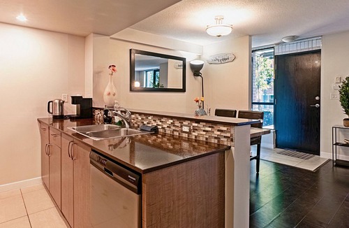 Yaletown House | Luxury 2 Bedroom Duplex Yaletown w/Fireplace & Den