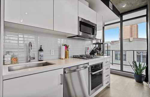 Connaught Condo | Luxury 2BR/2BA Condo in Calgary Beltline | King Bed, Free Underground Parking