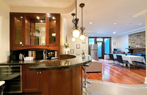 Kerrisdale House | Luxury 2BR Retreat in Kerrisdale | Near DT & YVR