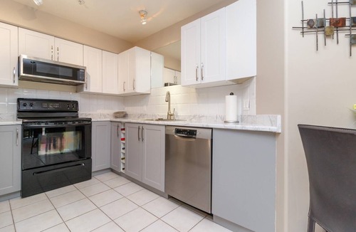 Victoria Condo | Luxury 2BR w/Balcony Overlooking the Empress