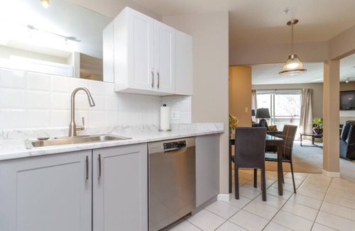 Victoria Condo | Luxury 2BR w/Balcony Overlooking the Empress