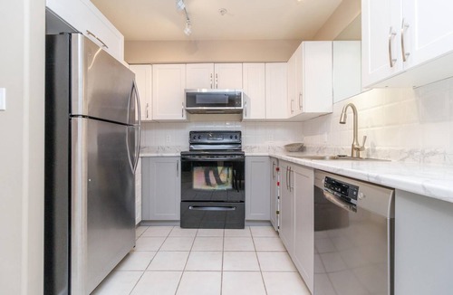 Victoria Condo | Luxury 2BR w/Balcony Overlooking the Empress