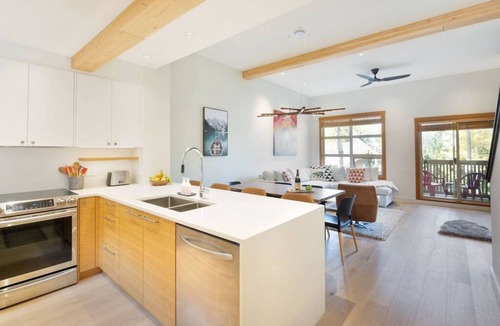 Upper Village Villa | Luxury 3BR Chalet- Private Hot Tub, Ski-in/Ski-out