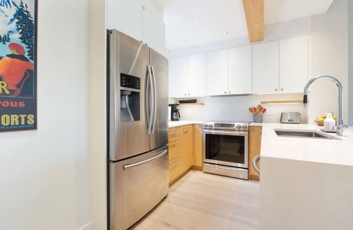 Upper Village Villa | Luxury 3BR Chalet- Private Hot Tub, Ski-in/Ski-out