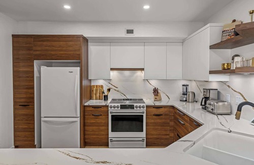 North End Condo | Luxury 3BR Discovery Bay Condo | Pools, Hot Tubs & Downtown Kelowna