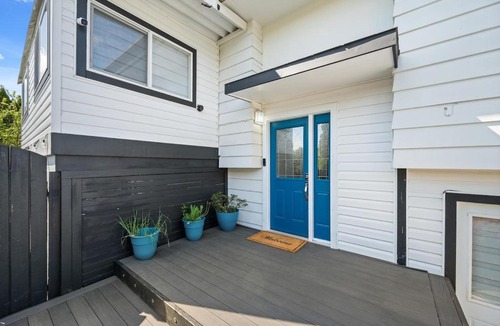 Abbotsford Apartment | Luxury 3BR Retreat, Hot Tub, Fire Pit, 4 Beds
