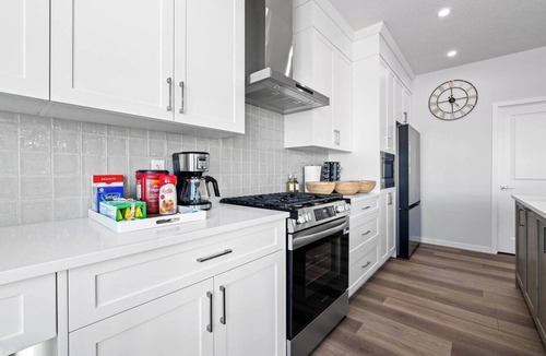 Southeast Calgary House | Luxury 4BD/3BA Family Home by Seton Hospital