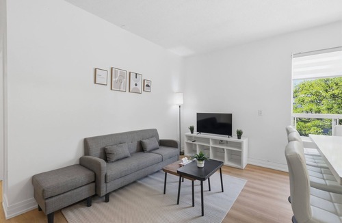 Parkdale Apartment | Luxury 4BR 2Bath Apartment in Downtown Toronto