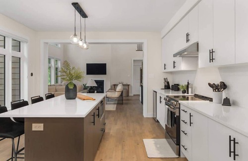 Lake of Bays House | Luxury 4BR Home w/Games Room, BBQ & Sunroom