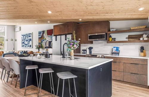 Canmore Apartment | Luxury 4BR + Hot Tub, Mtn Views 10Min Walk to DT