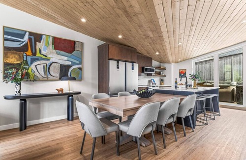 Canmore Apartment | Luxury 4BR + Hot Tub, Mtn Views 10Min Walk to DT