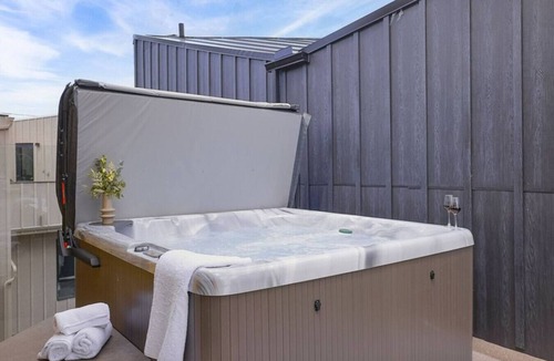 Canmore Apartment | Luxury 4BR + Hot Tub, Mtn Views 10Min Walk to DT