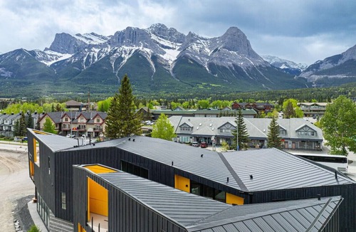 Canmore Apartment | Luxury 4BR + Hot Tub, Mtn Views 10Min Walk to DT