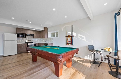 Calgary House | Luxury 5BR Calgary Home | Hot Tub | Pool Table | Sleeps 16