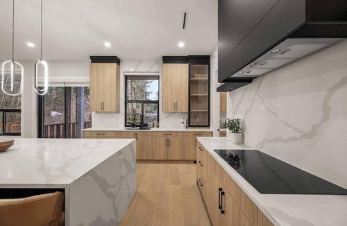 Langley House | Luxury 5BR Modern Home Huge Open Layout