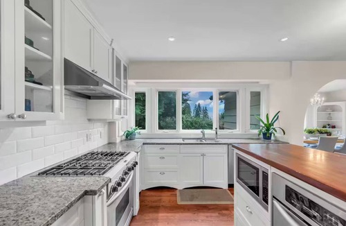 Hollyburn House | Luxury Accommodation in West Van