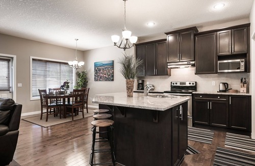 Panorama Hills House | LUXURY & COMFORTABLE HOUSE IN NW. 6BR & 4.5BA. close to AIRPORT.SLEEP UP TO 12.