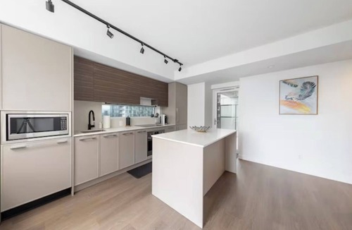 Surrey Apartment | Luxury Condo | 2BR Condo & EV + City Views