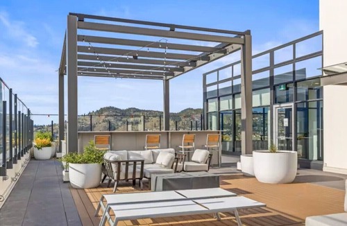 Downtown Kelowna Condo | Luxury Downtown Kelowna 2BR | Rooftop & Parking