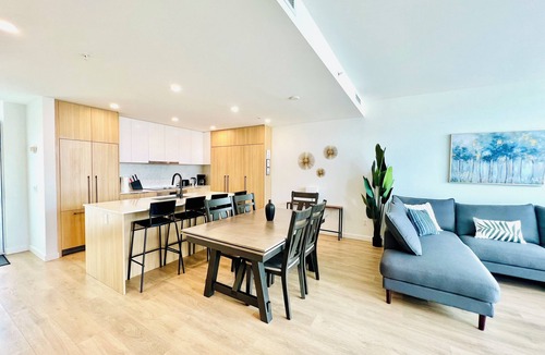 Surrey Condo | Luxury Downtown Townhome with View