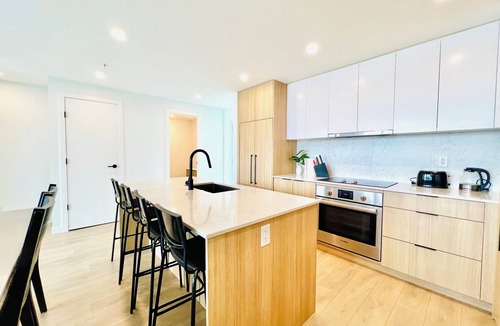 Surrey Condo | Luxury Downtown Townhome with View