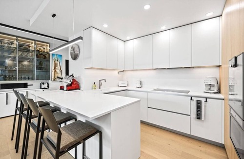 St. Lawrence Apartment | Luxury DT Toronto Condo | Private Terrace | Sleeps 4