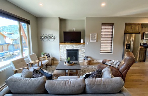 Sun Peaks House | 🌟Luxury Echo Landing🌟 Ski-in/Ski-Out 3 Bdrm Townhome with Hot Tub